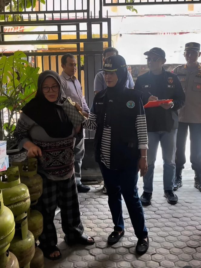
					Wakil Bupati Bojonegoro Nurul Azizah menyebut dari hasil sidak dan pemantauan, terdapat beberapa faktor yang menyebabkan harga LPG 3 kilogram meningkat dan peredarannya terbatas di masyarakat. (Foto:Dok.Bojonegorokab)
 
