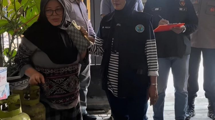 Wakil Bupati Bojonegoro Nurul Azizah menyebut dari hasil sidak dan pemantauan, terdapat beberapa faktor yang menyebabkan harga LPG 3 kilogram meningkat dan peredarannya terbatas di masyarakat. (Foto:Dok.Bojonegorokab)
 
