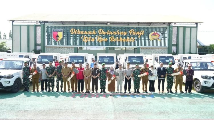 Serahterima armada operasional KDMP di halaman kantor Kodim 0813 Bojonegoro, Senin (30/3/2026). (Foto:Dok.Bojonegorokab)
