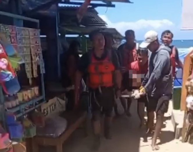 
					Dua wisatawan remaja asal Bekasi, Jawa Barat, berhasil diselamatkan dari bahaya arus balik laut (rip current) saat berlibur di kawasan pantai Drini Gunungkidul, Senin 23 Maret 2026 sekitar pukul 10.45 WIB. (Foto:Dok.Polda DIY)
