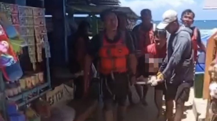 Dua wisatawan remaja asal Bekasi, Jawa Barat, berhasil diselamatkan dari bahaya arus balik laut (rip current) saat berlibur di kawasan pantai Drini Gunungkidul, Senin 23 Maret 2026 sekitar pukul 10.45 WIB. (Foto:Dok.Polda DIY)
