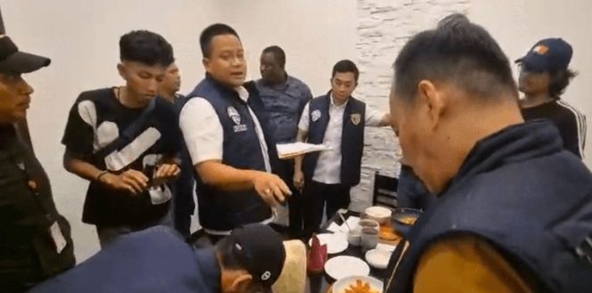 
					Polres Metro Jakarta Barat menangkap dua Warga Negara Asing (WNA) Liberia terkait dugaan penipuan modus 'Black Dollar'. (Foto:Dok.Humas Polri)
