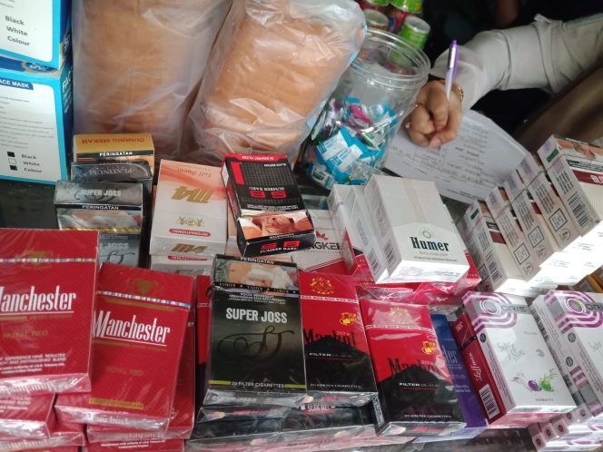 
					Petugas berhasil menemukan 1.722 batang rokok ilegal di beberapa lokasi di wilayah Kabupaten Demak. (Foto:Dok.Demakkab)
