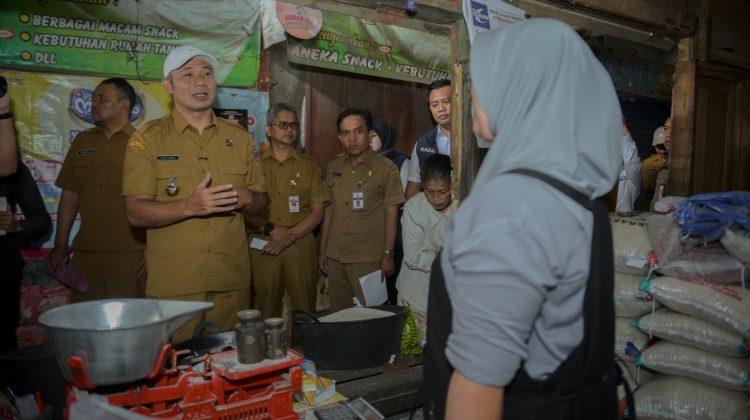 Bupati Boyolali Agus Irawan meninjau langsung harga dan ketersediaan bahan pangan di Pasar Ampel, Boyolali, Selasa (10/03/26). (Foto:Dok.Boyolalikab)
