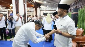 Plt. Bupati Pati, Risma Ardhi Chandra bersalaman dengan Gubernur Jateng, Ahmad Luthfi di Gedung Gradhika Bhakti Praja, Kompleks Gubernuran Provinsi Jawa Tengah, Rabu (25/3). (Foto:Dok.Patikab)

