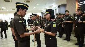 Kepala Kejaksaan Tinggi (Kajati) Jabar, Dr. Hermon Dekrsito, S.H., M.H., Lantik 3 Kajari baru di Aula Soeprapto Gedung Kejati Jabar, Kamis, 26 Maret 2026. (Foto:Dok. Kejati Jabar)

