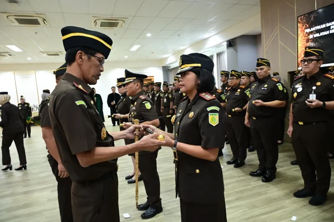 
					Kepala Kejaksaan Tinggi (Kajati) Jabar, Dr. Hermon Dekrsito, S.H., M.H., Lantik 3 Kajari baru di Aula Soeprapto Gedung Kejati Jabar, Kamis, 26 Maret 2026. (Foto:Dok. Kejati Jabar)
