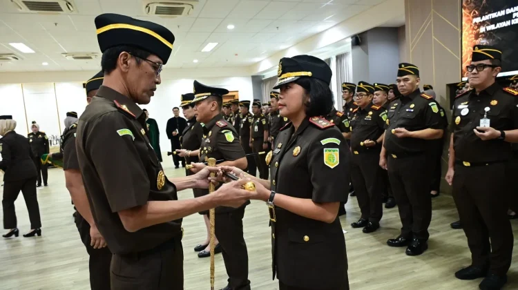 Kepala Kejaksaan Tinggi (Kajati) Jabar, Dr. Hermon Dekrsito, S.H., M.H., Lantik 3 Kajari baru di Aula Soeprapto Gedung Kejati Jabar, Kamis, 26 Maret 2026. (Foto:Dok. Kejati Jabar)
