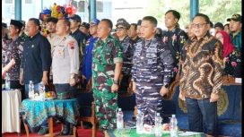 Plt Bupati Pati Risma Ardhi Chandra, menghadiri sedekah laut di TPI Unit II, Desa Bajomulyo, Kecamatan Juwana, Minggu (29/3). (Foto:Dok.Patikab