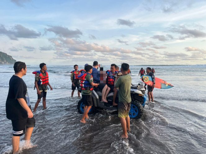 
					Empat wisatawan dilaporkan terseret arus saat bermain air di kawasan Pantai Parangendog, Senin 23 Maret 2026 sore berhasil diselamatkan oleh petugas. (Foto:Dok.Polda DIY)