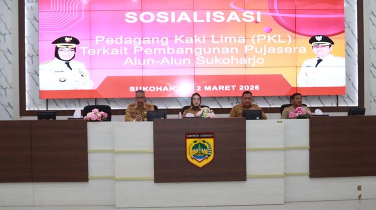 Sosialisasi rencana pembangunan Pujasera Alun-Alun Sukoharjo kepada para PKL, Senin (2/3/2026), di Auditorium Wijaya Utama Lantai 10 Gedung Menara Wijaya. (Foto:Dok.Jatengprov)

