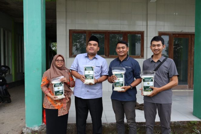 
					Bupati Blora, Dr. H. Arief Rohman menerima kiriman beras organik varietas Mentik Susu dari petani milenial yang tergabung dalam Asosiasi Petani Organik Selaras Alam Sejahtera di Desa Sumber. (Foto:Dok.Blorakab)
