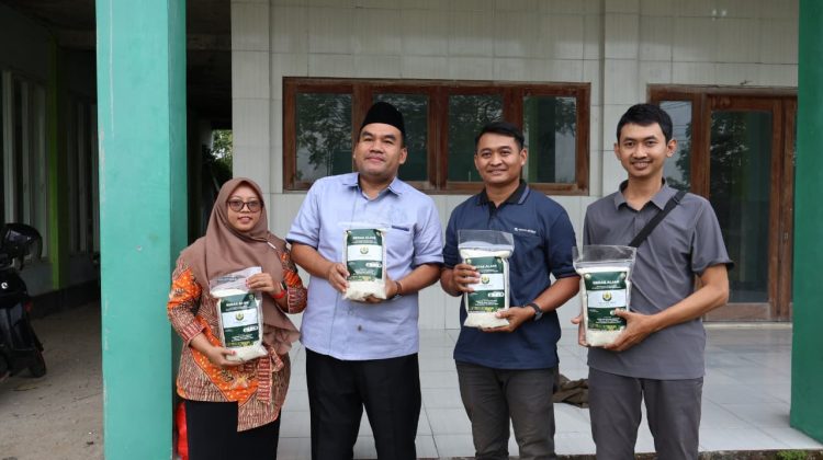 Bupati Blora, Dr. H. Arief Rohman menerima kiriman beras organik varietas Mentik Susu dari petani milenial yang tergabung dalam Asosiasi Petani Organik Selaras Alam Sejahtera di Desa Sumber. (Foto:Dok.Blorakab)
