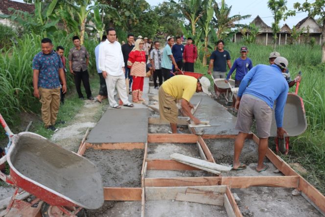 
					Bupati Blora Arief Rohman bersama Wakil Bupati Sri Setyorini meninjau langsung kondisi jalan rusak di Desa Nglebak, Kecamatan Kradenan. (Foto:Dok.Blorakab)
