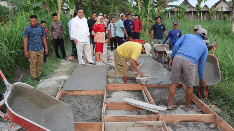 Bupati Blora Arief Rohman bersama Wakil Bupati Sri Setyorini meninjau langsung kondisi jalan rusak di Desa Nglebak, Kecamatan Kradenan. (Foto:Dok.Blorakab)
