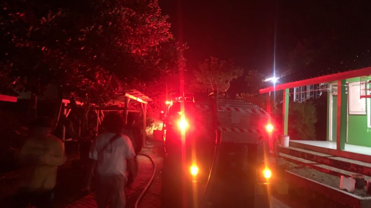 Kebakaran menghanguskan rumah tinggal milik S (52), seorang perangkat desa yang menjabat sebagai Kepala Dusun (Kadus) Tambakselo, Desa Ngampel, Kecamatan Blora, pada Sabtu (28/03/2026) dini hari. (Foto:Dok.Blorakab)

