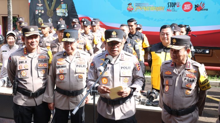 Kepala Divisi Humas Polri Irjen Pol. Johnny Eddizon Isir dalam doorstop saat Gelar Apel Kesiapan Satgas Humas Operasi Ketupat 2026 di Gedung Divisi Humas Polri, Jakarta, Rabu (11/3/2026). (Foto:Dok.Humas Polri)
