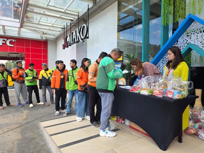
					Artos Mall membagikan paket sembako kepada driver ojek online yang beroperasi di wilayah Magelang dan sekitarnya. (Foto:Dok.Magelangkab)
