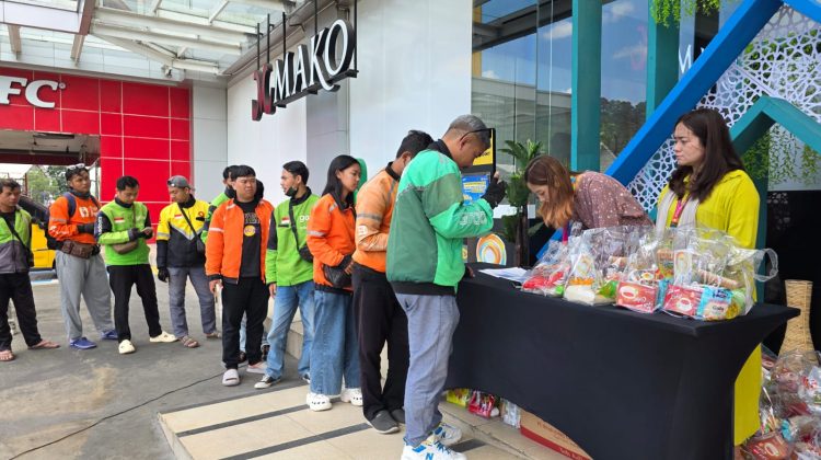 Artos Mall membagikan paket sembako kepada driver ojek online yang beroperasi di wilayah Magelang dan sekitarnya. (Foto:Dok.Magelangkab)
