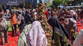 Ribuan masyarakat memadati kawasan Pantai Kartini Jepara sejak pagi hari untuk mengikuti Festival Kupat Lepet Sabtu (28/3/2026). (Foto:Dok.Jeparakab)