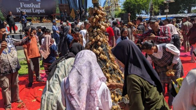 
					Ribuan masyarakat memadati kawasan Pantai Kartini Jepara sejak pagi hari untuk mengikuti Festival Kupat Lepet Sabtu (28/3/2026). (Foto:Dok.Jeparakab)
