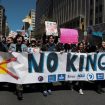 Para demonstran ikut serta dalam aksi protes 'No Kings' dalam rangkaian unjuk rasa nasional di Washington, D.C., AS, Sabtu (28/3). Menurut penyelenggara No Kings, protes tersebut sebagai bentuk frustrasi warga terhadap kebijakan dan kepemimpinan Trump. (REUTERS/Evelyn Hockstein)