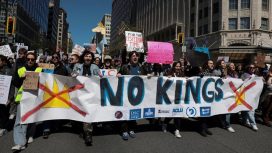 Para demonstran ikut serta dalam aksi protes 'No Kings' dalam rangkaian unjuk rasa nasional di Washington, D.C., AS, Sabtu (28/3). Menurut penyelenggara No Kings, protes tersebut sebagai bentuk frustrasi warga terhadap kebijakan dan kepemimpinan Trump. (REUTERS/Evelyn Hockstein)