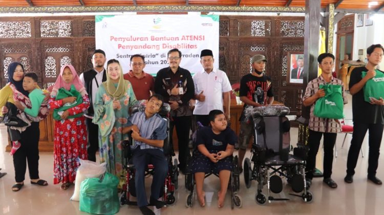 Bupati Brebes Hj Paramitha Widya Kusuma SE MM saat penyerahan bantuan di Pendopo Brebes, Jumat (13/3/2026). (Foto:Dok. Brebeskab)
