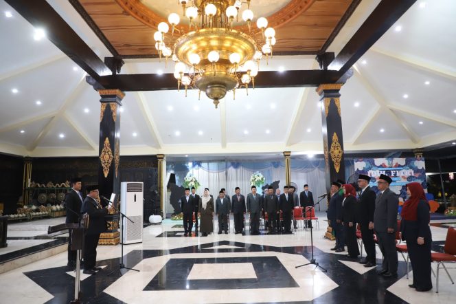 
					Prosesi pelantikan yang merupakan hasil seleksi terbuka tersebut berlangsung khidmat di Pendopo Kabupaten Jombang pada Jumat (27/3/2026) malam. (Foto:Dok.Jombangkab)
