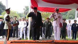 Menteri Pertahanan Sjafrie Sjamsoeddin memimpin upacara pemakaman militer almarhum Prof. Dr. Juwono Sudarsono di Taman Makam Pahlawan Kalibata, Jakarta, pada Minggu (29/3). (Foto:Dok.Kemenhan)
