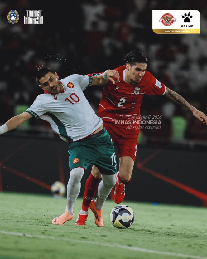 
					Duel Kevin Diks dengan pemain Bulgaria. (Foto:Dok.Timnas Indonesia)
