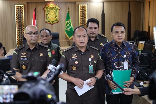 
					Kapuspenkum Kejaksaan Agung Anang Supriatna menjelaskan bahwa alasan utama pengajuan banding ini dilakukan karena terdapat beberapa poin krusial dari penuntut umum yang belum terakomodir atau belum dipertimbangkan sepenuhnya dalam putusan hakim. (Foto:Dok.Puspenkum Kejagung)
