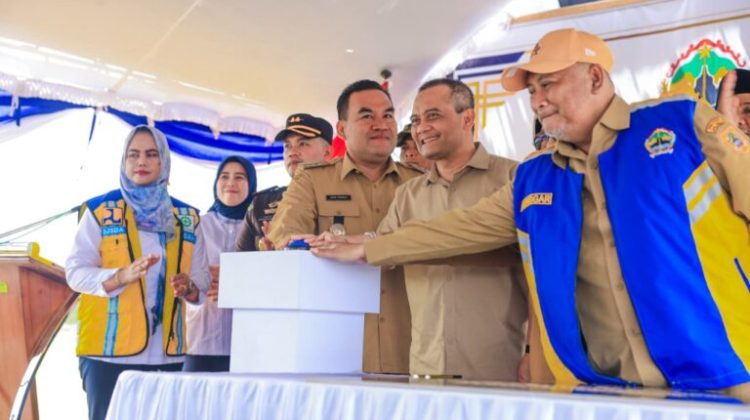 Gubernur Jawa Tengah Ahmad Luthfi meresmikan embung di Dukuh Nglawiyan, Kelurahan Karangjati, Kecamatan Blora, Kabupaten Blora, Senin (2/3/2026). (Foto:Dok.Jatengprov)
