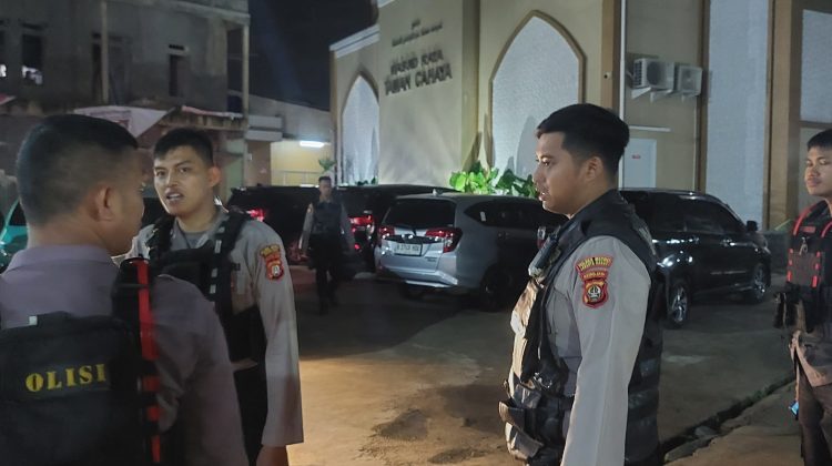 Sebanyak 7 personel Sat Samapta dipimpin ipda Budi yang tergabung dalam Tim Patroli Perintis Presisi (TP3) diterjunkan untuk memastikan situasi tetap aman dan kondusif selama pelaksanaan ibadah. (Foto:ash)

