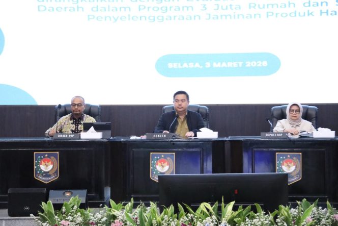 
					Rapat Koordinasi Pengendalian Inflasi Tahun 2026 yang dirangkaikan dengan Evaluasi Program Tiga Juta Rumah dan Penyelenggaraan Jaminan Produk Halal di Kantor Kemendagri, Jakarta, Selasa (3/3/2026). (Dok.Puspen Kemendagri)
