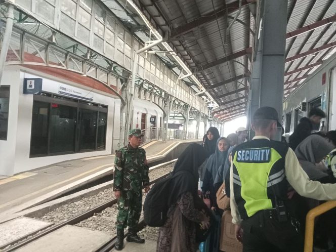 
					Babinsa Kelurahan Purwosari Koramil 01/Laweyan Kodim 0735/Surakarta Serka Murdianto melaksanakan kegiatan pengamanan dan pemantauan penumpang kereta api di Stasiun Purwosari. (Foto:Arda72)

