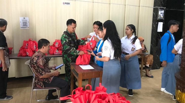 Babinsa Kelurahan Kepatihan Wetan Koramil 04/Jebres Kodim 0735/Surakarta Sertu Budiono bantu pendistribusian MBG ke siswa SDN Kepatihan. (Foto:Arda72)
