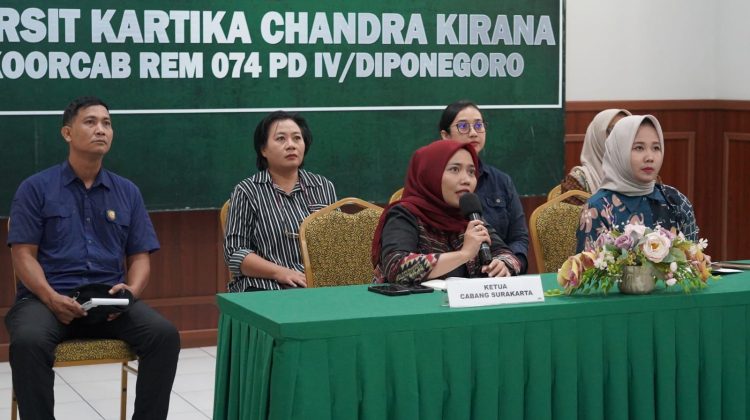 Ketua Persit Kartika Chandra Kirana Cabang L Kodim 0735/Surakarta, Ny. Tami Arief Handoko Usman, ikuti zoom meeting sosialisasi program PERSIT BISA 2. (Foto:Arda72)
