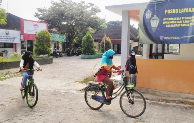 
					Posko aduan THR beroperasi di Kantor Dinperinaker Kabupaten Rembang, dimulai sekitar dua minggu sebelum Hari Raya Idulfitri, pada hari dan jam kerja. (Foto:Dok. Rembangkab)

