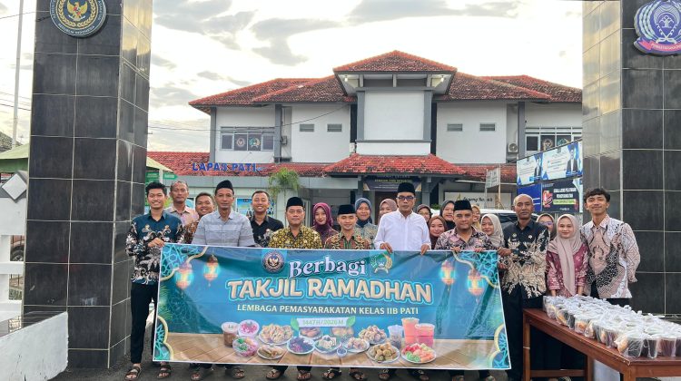 Di Senja Ramadhan, Lapas Pati Berbagi Takjil untuk Masyarakat
