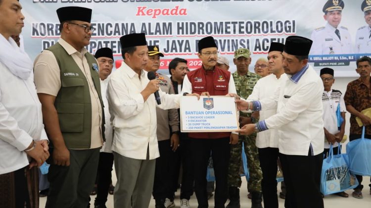 Pemerintah menyerahkan bantuan sosial (bansos) tahap pertama kepada masyarakat terdampak bencana di tiga provinsi, yakni Aceh, Sumatera Utara (Sumut), dan Sumatera Barat (Sumbar). (Foto:Dok.Satgas PRR)
