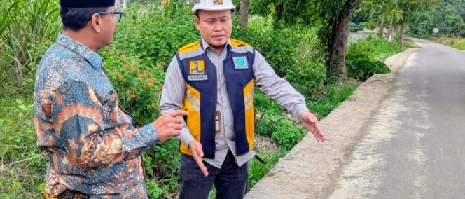 
					Bupati Rembang, Harno, menginstruksikan Dinas Pekerjaan Umum dan Penataan Ruang (DPU Taru) Rembang agar titik-titik kerusakan yang dinilai berisiko dapat diselesaikan sebelum Hari Raya Idulfitri. (Foto:Dok.Rembangkab)


