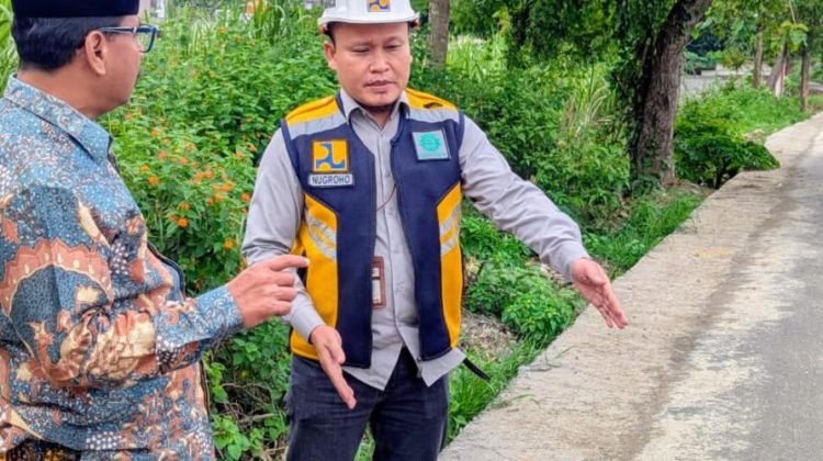 Bupati Rembang, Harno, menginstruksikan Dinas Pekerjaan Umum dan Penataan Ruang (DPU Taru) Rembang agar titik-titik kerusakan yang dinilai berisiko dapat diselesaikan sebelum Hari Raya Idulfitri. (Foto:Dok.Rembangkab)

