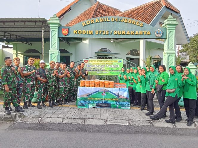 
					Koramil 04/Jebres beserta Ranting 05 Koramil 04/Jebres Kodim 0735/Surakarta membagikan takjil gratis kepada masyarakat. (Foto:Arda72)
