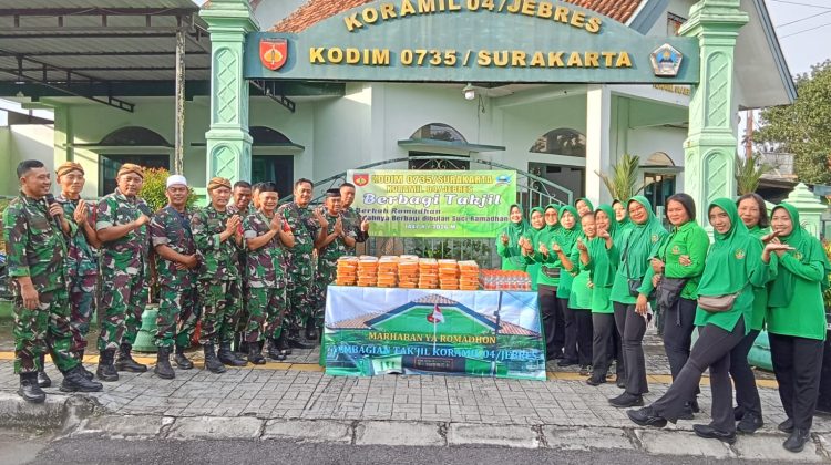Koramil 04/Jebres beserta Ranting 05 Koramil 04/Jebres Kodim 0735/Surakarta membagikan takjil gratis kepada masyarakat. (Foto:Arda72)
