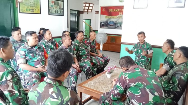 Kasdim 0735/Surakarta Mayor Cpl Warji, melakukan kunjungan kerja ke Koramil 04/Jebres, pererat tali silaturahmi serta membangun soliditas satuan di lingkungan Kodim 0735/Surakarta. (Foto:Arda72)
