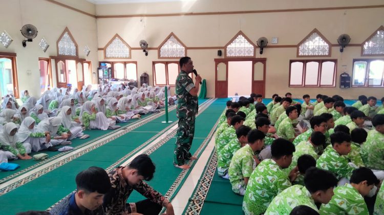Babinsa Kelurahan Jebres Koramil 04/Jebres Kodim 0735/Surakarta Serka Taufik Muklis dan Serda Winarno memberikan materi Wawasan Kebangsaan dan Anti Bullying kepada siswa-siswi SMP Muhammadiyah 7 Surakarta , Jl. Tentara Pelajar 01 Jebres, Kamis (12/03/2026).
