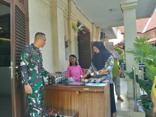 
					Babinsa kelurahan Serengan Koramil 03/Serengan Kodim 0735/Surakarta Serda Djoko Riyadi mendampingi dan membagikan Makan Bergizi Gratis (MBG) yang digelar di serambi Kelurahan Serengan, Kamis (12/03/2026). (Foto:Arda72)
