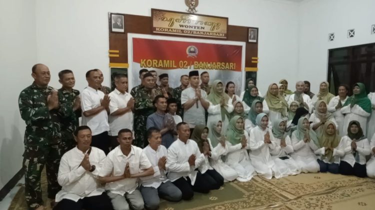 Danramil 02/ Banjarsari Kodim 0735/Ska Kapten Inf Mulyono menggelar kegiatan buka puasa bersama Keluarga Besar Koramil dan Warakawuri beserta pelepasan anggota yang purna tugas. (Foto:Arda72)

