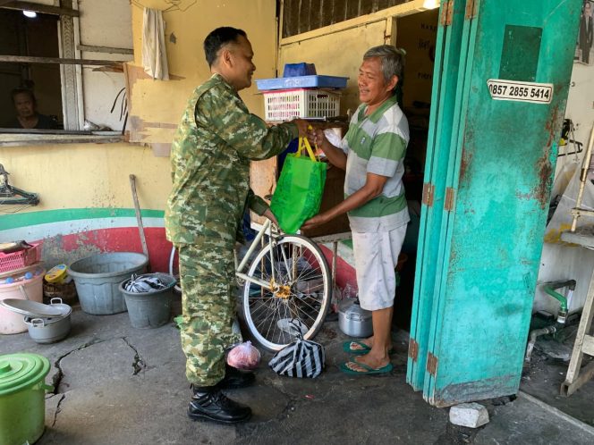
					Babinsa Kelurahan Kepatihan Wetan Koramil 04/Jebres Kodim 0735/Surakarta Sertu Budiono membagikan bingkisan sembako kepada warga kurang mampu. (Foto:Arda72)
